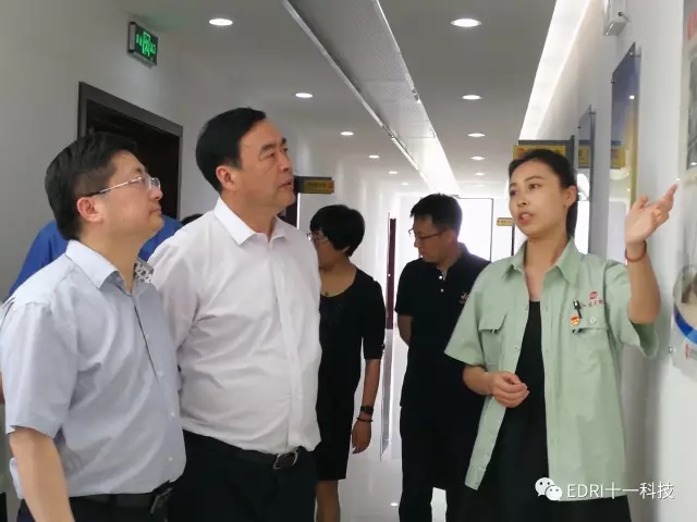 7-趙振元、孫鴻偉及會(huì)議代表參觀江蘇太極文化墻.jpg