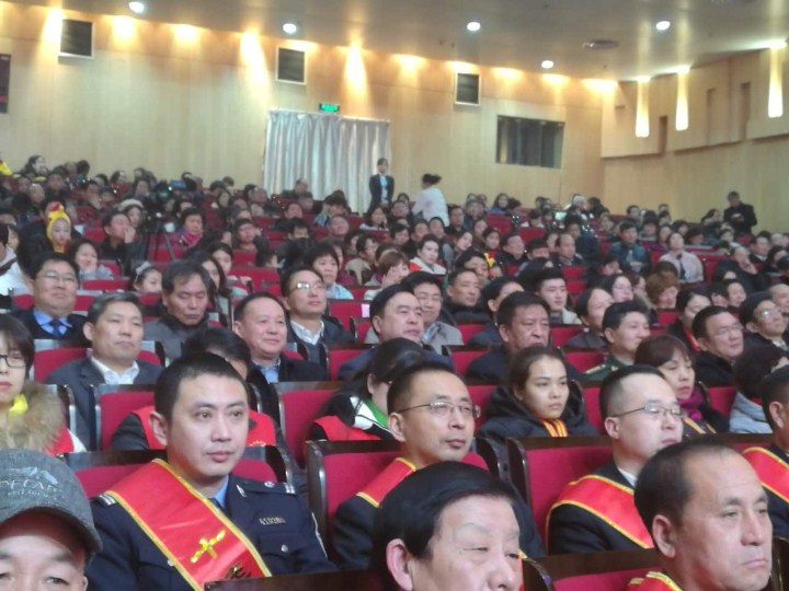 2-趙振元同志與袁三軍市委書記、市人大主任李明楨、市政協(xié)主席談得勝、駐鞏義部隊首長等一起觀看晚會.jpg