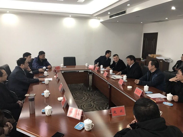 11-鞏義市委書記袁三軍、市人大主任李明楨、市政協(xié)主席談得勝、市委常委、市委辦主任朱軍、副市長劉軍杰、鞏東新區(qū)副主任劉亞濤等與太極實業(yè)董事長、十一科技法人代表趙振元、余才志、陳昌、何斌、趙斌、張松濤、趙遠(yuǎn)遠(yuǎn)、魏靜等會談.jpg