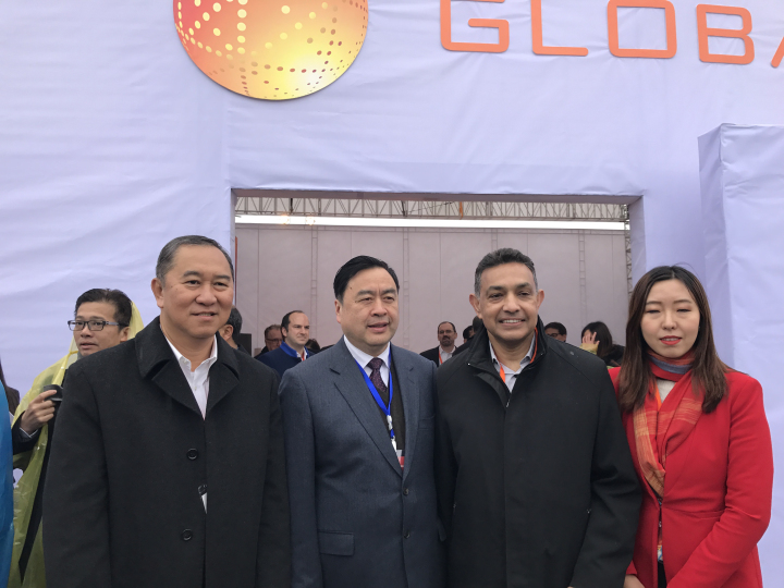 3-趙振元與格羅方德全球首席執(zhí)行官桑杰.賈（右二）、副總裁洪啟財(cái)（左一）等親切合影.jpg