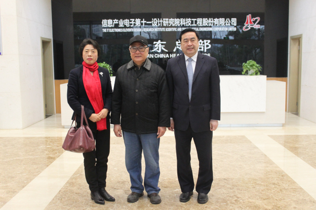 7-趙振元董事長(zhǎng)與無錫新能源商會(huì)徐慧絹會(huì)長(zhǎng)、原無錫市政協(xié)主席貢培興親切合影.jpg