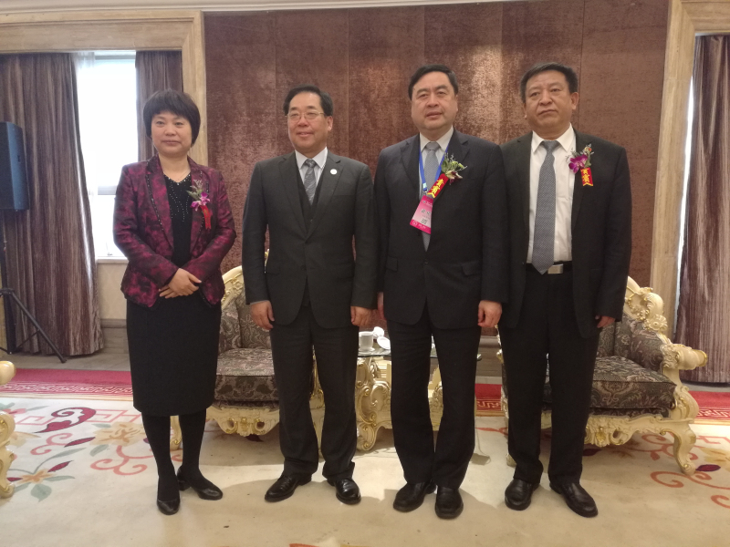 9-趙振元與袁三軍（右一）、孫淑芳（左一）、李中航（左二）親切合影.jpg