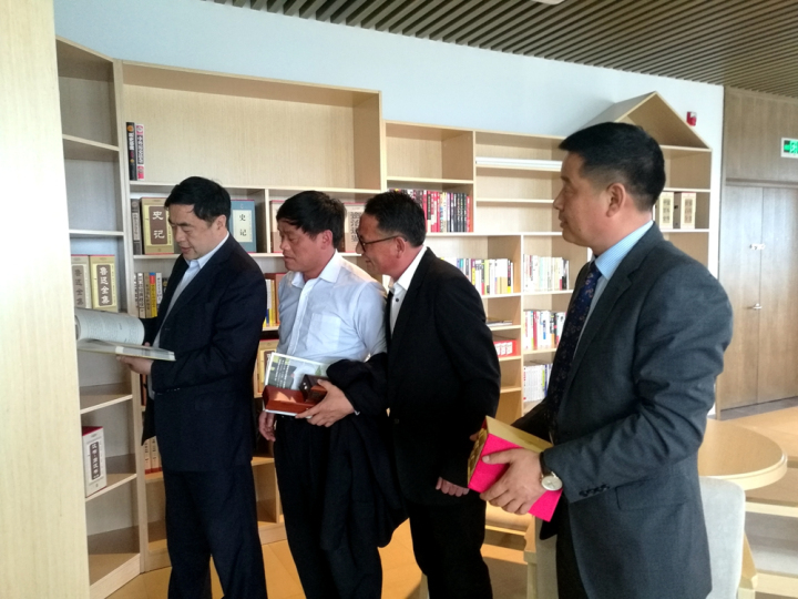 6-趙振元董事長(zhǎng)參觀?；鶈T工文化中心.jpg
