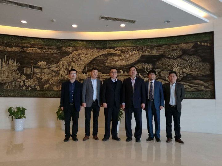 9-趙振元、周安舉、賀奎田、郭明偉與與中天集團(tuán)總裁薛馳、中天科技新能源產(chǎn)業(yè)鏈總經(jīng)理曹紅彬親切合影.jpg