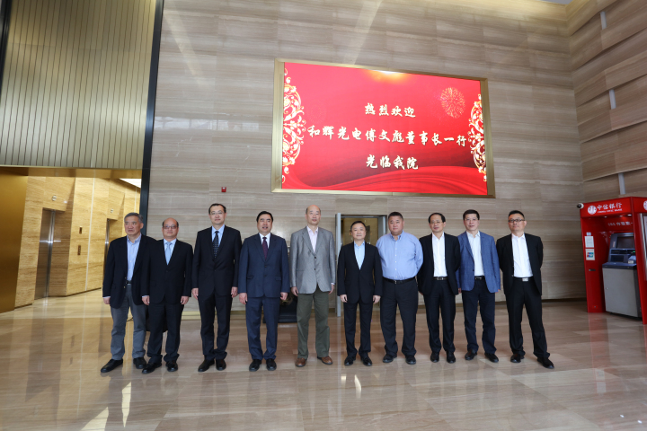 2-趙振元董事長(zhǎng)、白焰高級(jí)副院長(zhǎng)與傅文彪董事長(zhǎng)、卞家駿總裁一行親切合影.jpg