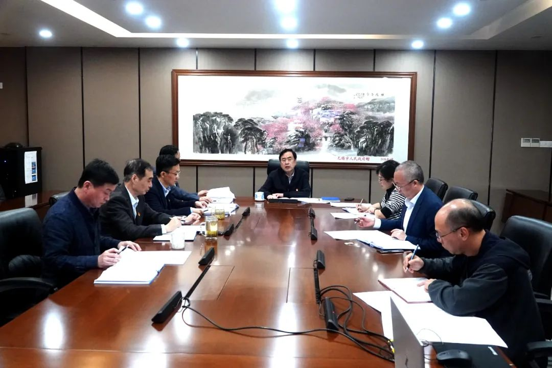 趙振元在黨委中心組學(xué)習(xí)二十大報(bào)告會(huì)上提出三個(gè)工作要點(diǎn)：第一堅(jiān)持十年來(lái)的正確路線；第二開(kāi)啟新的一百年征程；第三堅(jiān)持電子和新能源領(lǐng)域外開(kāi)辟更多新的賽道_副本.png